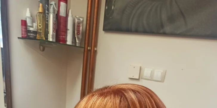 Zvolit můžete střih s barvením, melírem, brazilským keratinem či laminací. 