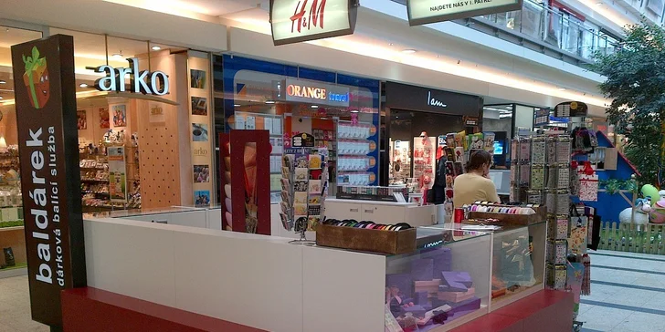 Stánek dárkové balicí služby