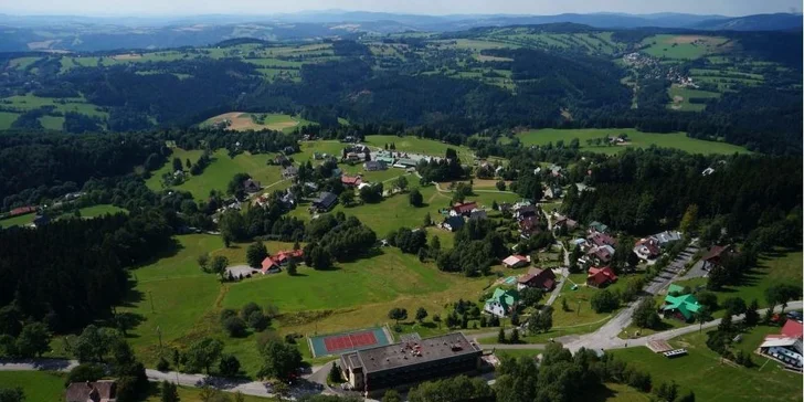 Hotel je starší a jednoduše zařízený, ale hosté si ho pochvalují. Zejména milou obsluhu a nádherný výhled do údolí.