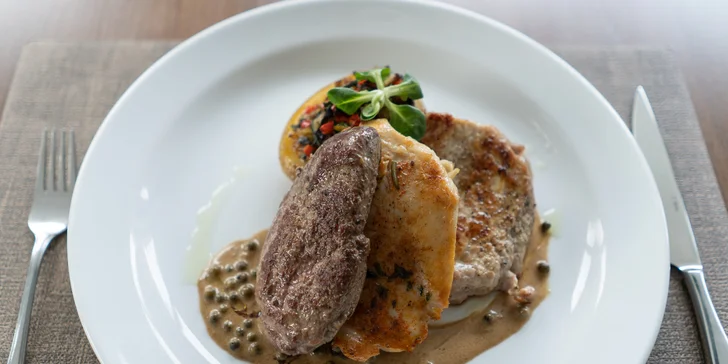 A hlavní chod? Hovězí rumpsteak, vepřová kotletka a kuřecí prso na pepřové omáčce.