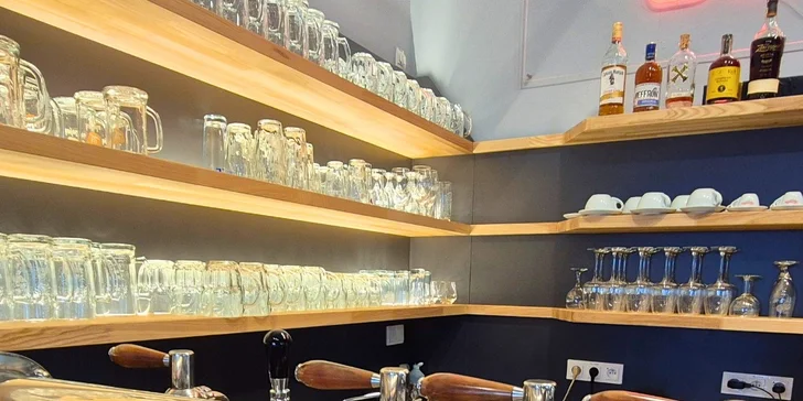 Atmosféru tradiční restaurace umocňuje nejen zážitek z kvalitního jídla, ale i z perfektně ošetřeného piva Pilsner Urquell či Radegast. 