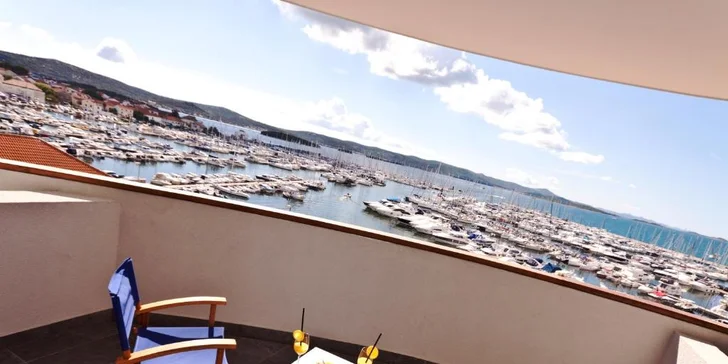 Hotel se nachází přímo u městského přístavu.