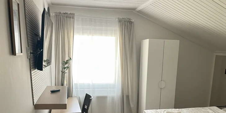 V každej izbe sa môžete spoľahnúť na Wi‑Fi, televíziu s Netflixom a vlastnú kúpeľňu so sprchovacím kútom.