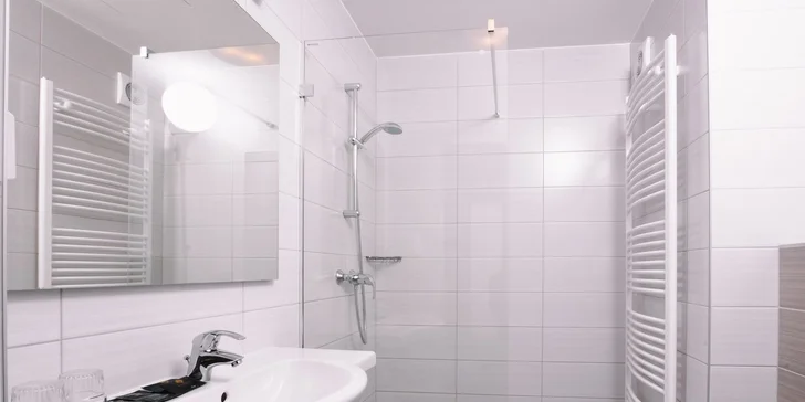 V koupelně je sprchový kout, v apartmánu vana. 
