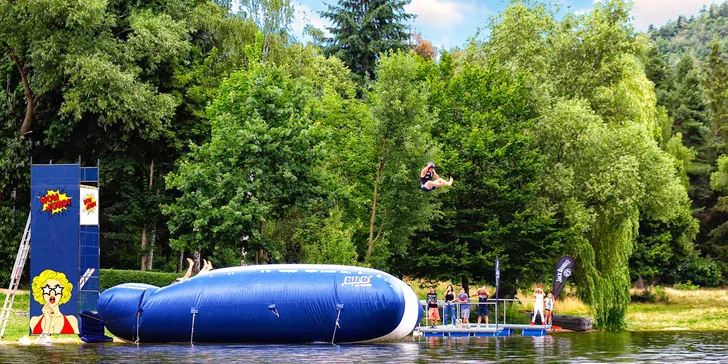 Ať žije léto: bláznivé skoky do vody z adrenalinové atrakce Wow Jump na Slapech