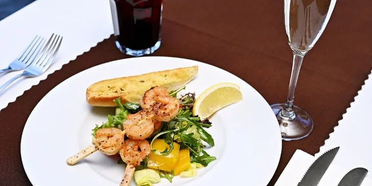 Po studeném předkrmu následuje teplý – grilované krevety nebo bruschetta s rajčaty. 