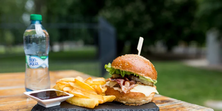 Menu obsahuje okrem samotného burgera aj omáčku, hranolčeky a minerálnu vodu