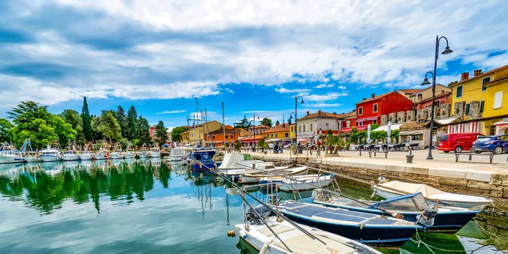 Novigrad nabízí ideální podmínky pro koupání, opalovačku i šnorchlování. 