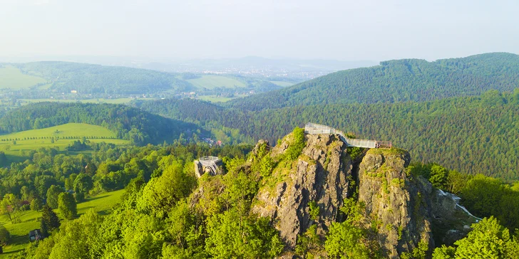 Udělejte si výlety po okolí, např. zříceninu hradu Tolštejn máte jen 15 minut autem. na kole cca hodinku.