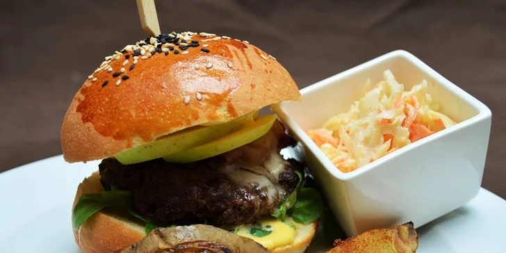 ONE Cheese Burger - majonéza, gorgonzola, polníček, pancetta, plátky čerstvých jablíček.