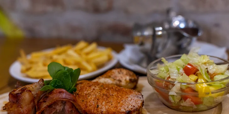 Steak z vepřové kotlety i panenky v anglické slanině, kuřecí prsa a hovězí flank steak jsou absolutně k nakousnutí.