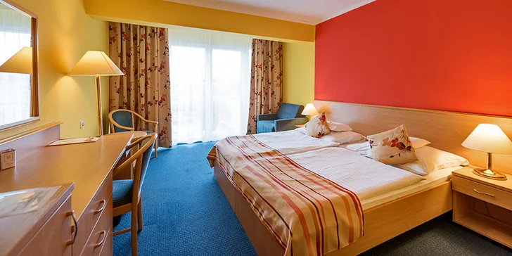 Ubytujete se v 4* hotelu SunGarden, který se nachází jen 150 m od břehu jezera.