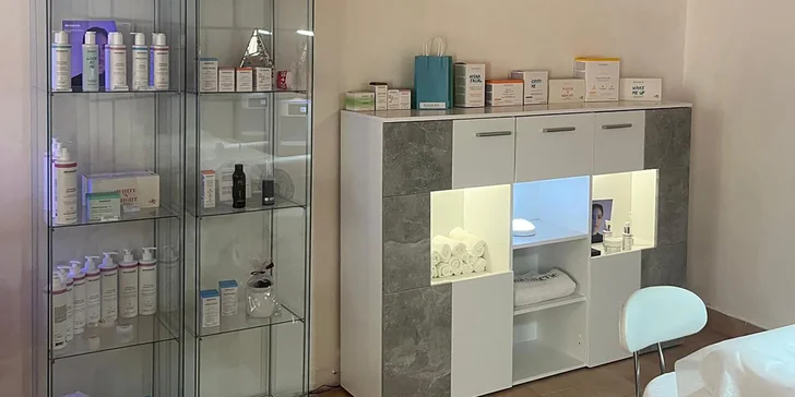 Každé ošetření zahrnuje odlíčení, tonizaci, peeling, čištění ultrazvukovou špachtlí a aplikaci aktivních sér a masky. 