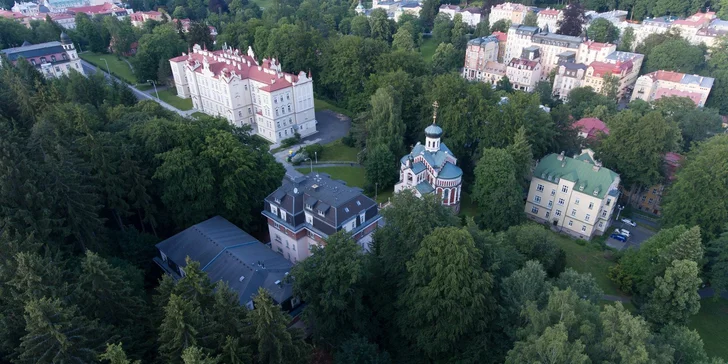 Hotel má jedinečnou polohu. Leží v klidném lesoparku a přece jen pár minut chůze od centra.