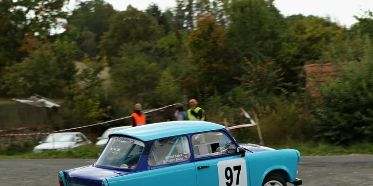 Čekají vás 3 závodní okruhy na sedadle spolujezdce s mistrem rallye, držte si klobouky!