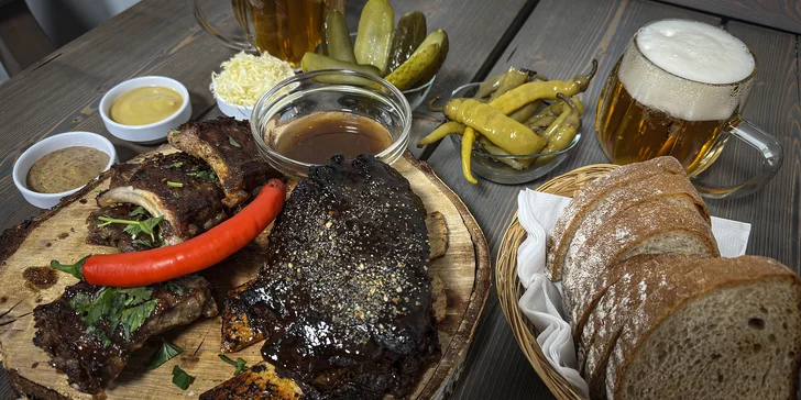 Na stůl vám naservírují dokonale upečená a šťavnatá hovězí žebra (500 g) spolu s křehkými a marinovanými vepřovými žebry (400 g).