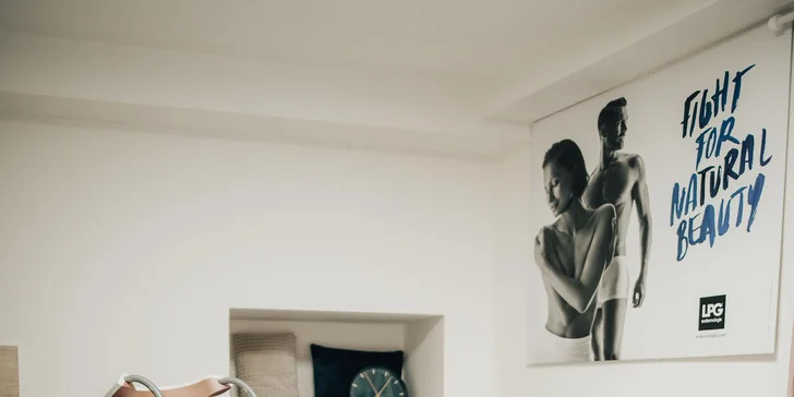 Kyselinou hyaluronovou lze vyhladit i vrásky mezi obočím a kolem úst, čímž dosáhnete mladického vzhledu.