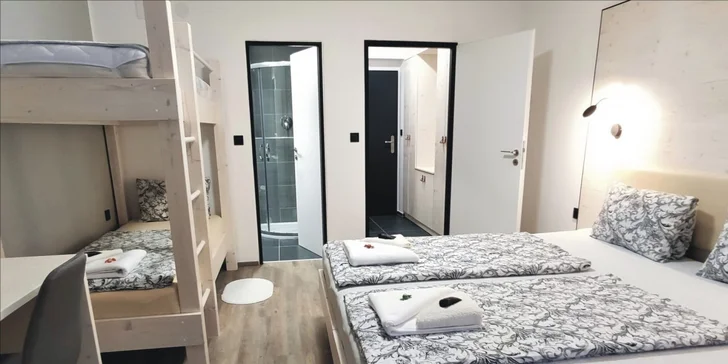 Ve variantách bez vířivku vás čeká pokoj s manželskou postelí a palandou..