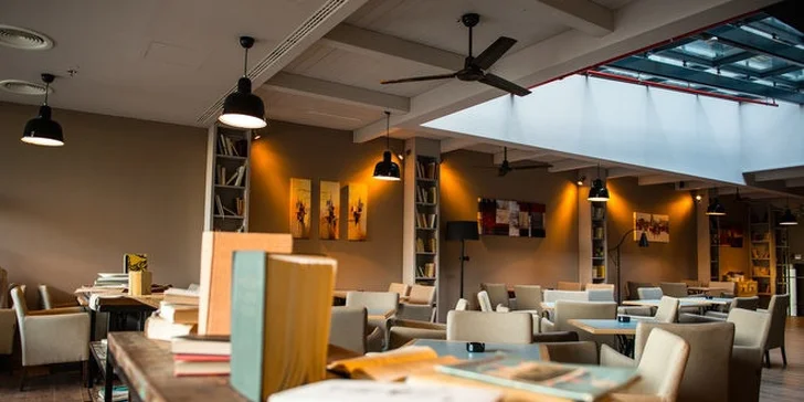 Restauraci a kavárnu najdete na Rohanském nábřeží v Karlíně. 