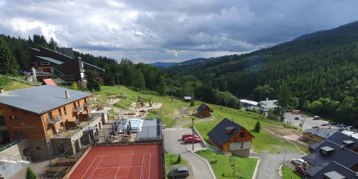 K dispozici je multifunkční hřiště i veškeré potřebné sportovní vybavení. 