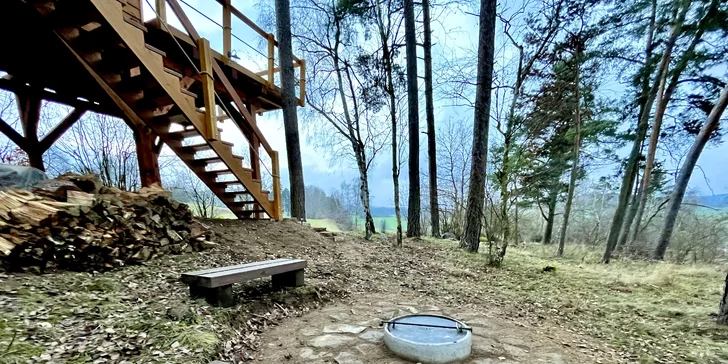 Dole je ohnisko, takže špekáčiky berte so sebou!