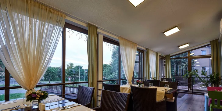 V restauraci mají k posezení i příjemnou terasu.