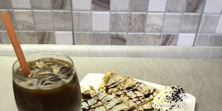 Palačinky jsou s Nutellou či marmeládou, zkusit můžete oba druhy.