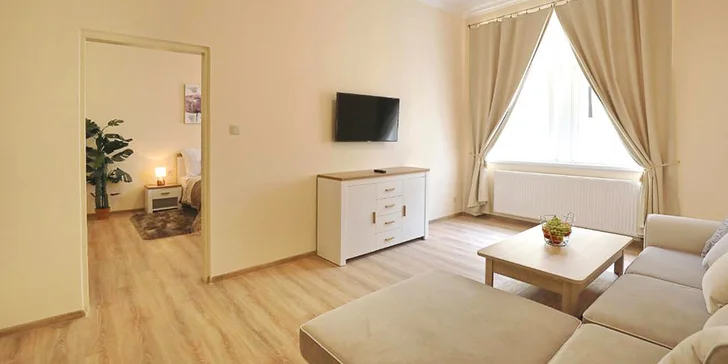 Zabydlíte se v luxusním apartmánu, který je prostorný a zařízený v příjemných světlých barvách.