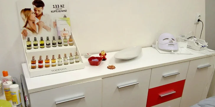 Součástí péče je také masáž obličeje a závěrečný krém. 