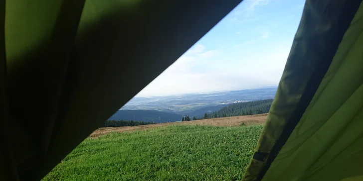 Vybaven je speciálními spacáky do –28 °C a karimatkami.