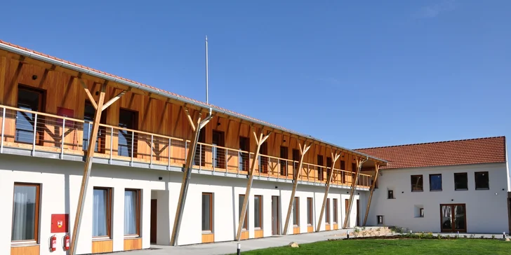 Hotel Ryzlink je nově přestavěný statek a patří k rodinnému Vinařství Fučík.