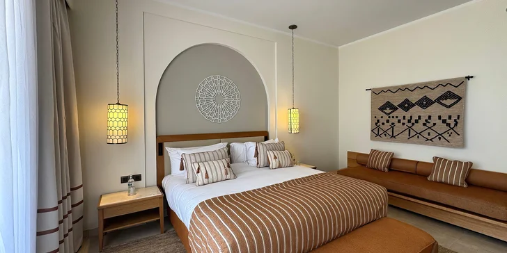Ubytování v Jaz Sakhra***** definuje pojem luxus. I ty nejmenší pokoje Deluxe začínají na 44 m². 

