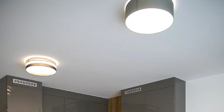 Apartmán nabízí vybavenou kuchyni, jídelní stůl i pohodlnou rozkládací pohovku.