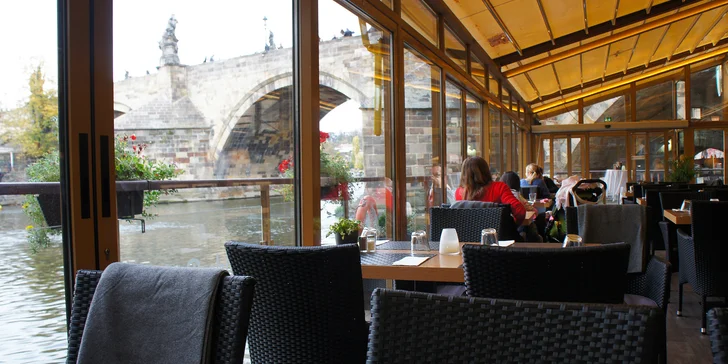 Charles Bridge Restaurant má celoročně vyhřívanou terasu, ze které je na most krásně vidět.