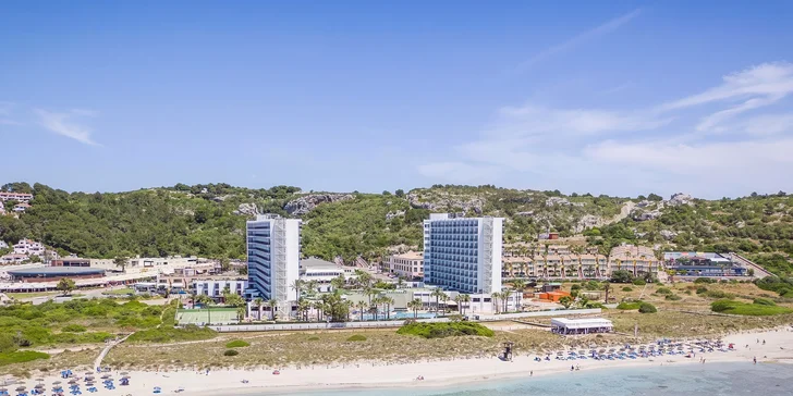 Přímo u hotelu se rozprostírá slavná písečná pláž Son Bou.