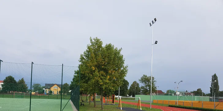 Před jídlem si přijďte zasportovat na hřiště nebo do přilehlé haly.