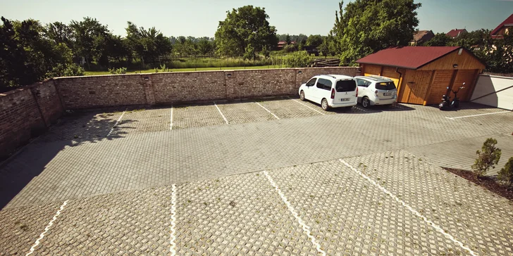 Zaparkovať môžete priamo pri penzióne. 