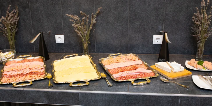 Snídaně jsou bufetové, a tak si naberte dobrot, co hrdlo ráčí.