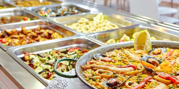 All inclusive zahrnuje nápoje po celý den a k tomu kromě snídaní a večeří i obědy, lehké snacky nebo třeba nedělní brunche. 