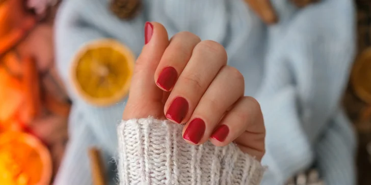 Krásne ruky s profesionálnou Shellac manikúrou v Estém