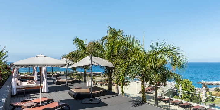 Letní osvěžení nabízí ale i samotný hotel. Najdete tu střešní infinity pool, vnitřní vyhřívaný bazén, bazén pouze pro dospělé a dětský bazének. 