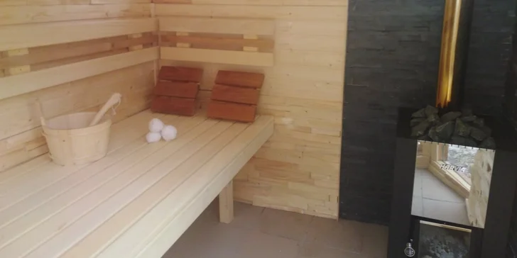 Na zahradě je venkovní sauna. Od majitelů dostanete dřevo, které vystačí na 1-2 hodiny saunování denně.  