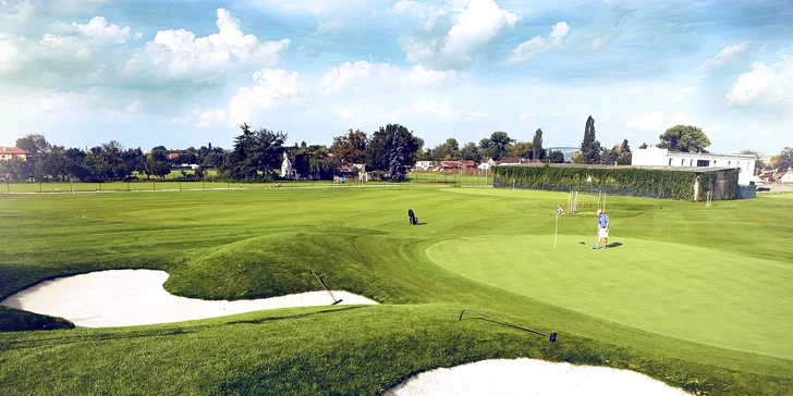 V rámci celodenního vstupu máte také 2hodinovou výuku s golfovým trenérem. 