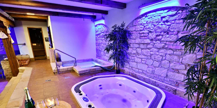 K romantické náladě přispěje i návštěva privátního wellness s vířivkou a dalšími kratochvílemi. 