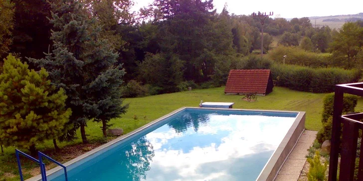 Jistě vás také potěší venkovní bazén, kde se můžete osvěžovat neomezeně, a hřiště na plážový volejbal. 