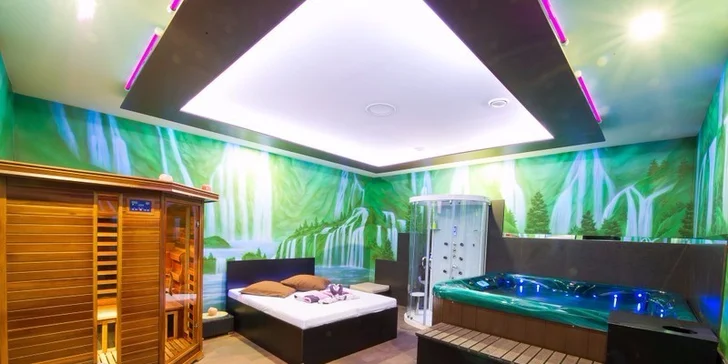 Zelený svět s vodopády, to je hydromasážní vana, infrasauna, parní kabina, lehátka, Smart TV plná zábavy, ochlazovací sprcha.