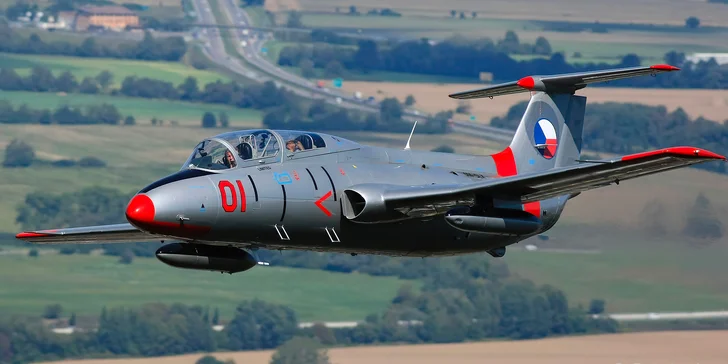 Let stíhačkou L-29 Delfín s akrobatickými prvky a možností pilotování
