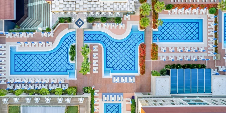 Hotel disponuje 4 venkovními bazény, jedním pro děti a jedním vnitřním.