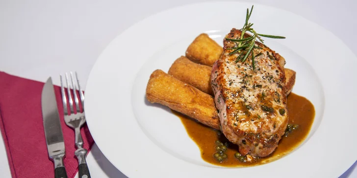 Jako hlavní jídlo si dáte steak z vepřové kotlety plemene Duroc v bylinkách, a to i s domácími bramborovými kroketami a lahodnou pepřovou omáčkou.
