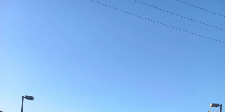  Pro milovníky sportu je k dispozici tenisový kurt, kde si můžete dát do těla.